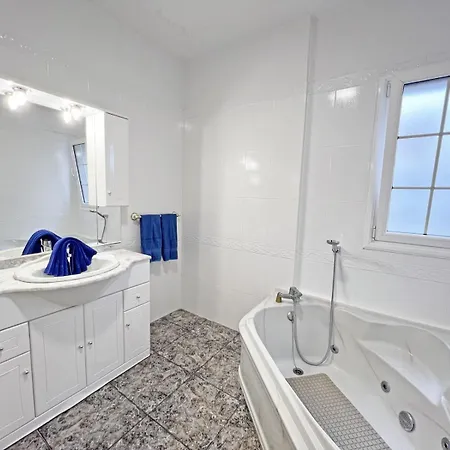 Esmeralda Junto Al Mar